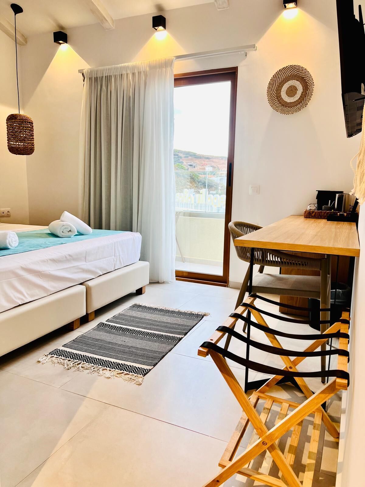 Une chambre moderne avec un lit, un bureau et une vue par la fenêtre.