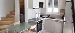 Frigorifero, microonde, forno, piano cottura