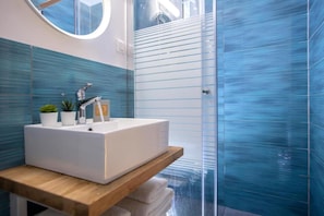 Shower, hair dryer, towels - Polyxenis Cozy Maisonette - Lefkada BnB (Lefkada)