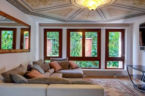 TV - Two bedroom apartment (Athina)