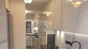 Cafetera/tetera, refrigerador, horno, placa de cocina