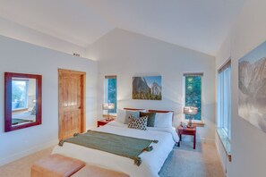 Desk, iron/ironing board, WiFi, bed sheets - Lake Arrowhead Cabin w/ EV Charger & Views! (Lake Arrowhead)