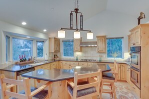 Fridge, microwave, oven, stovetop - Lake Arrowhead Cabin w/ EV Charger & Views! (Lake Arrowhead)