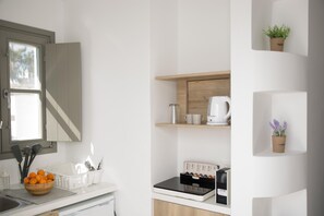 Réfrigérateur, plaque de cuisson, cafetière/bouilloire, grille-pain