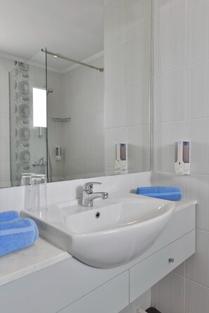 Shower, hair dryer, towels - One Bedroom Family Apartment (Ayia Napa)