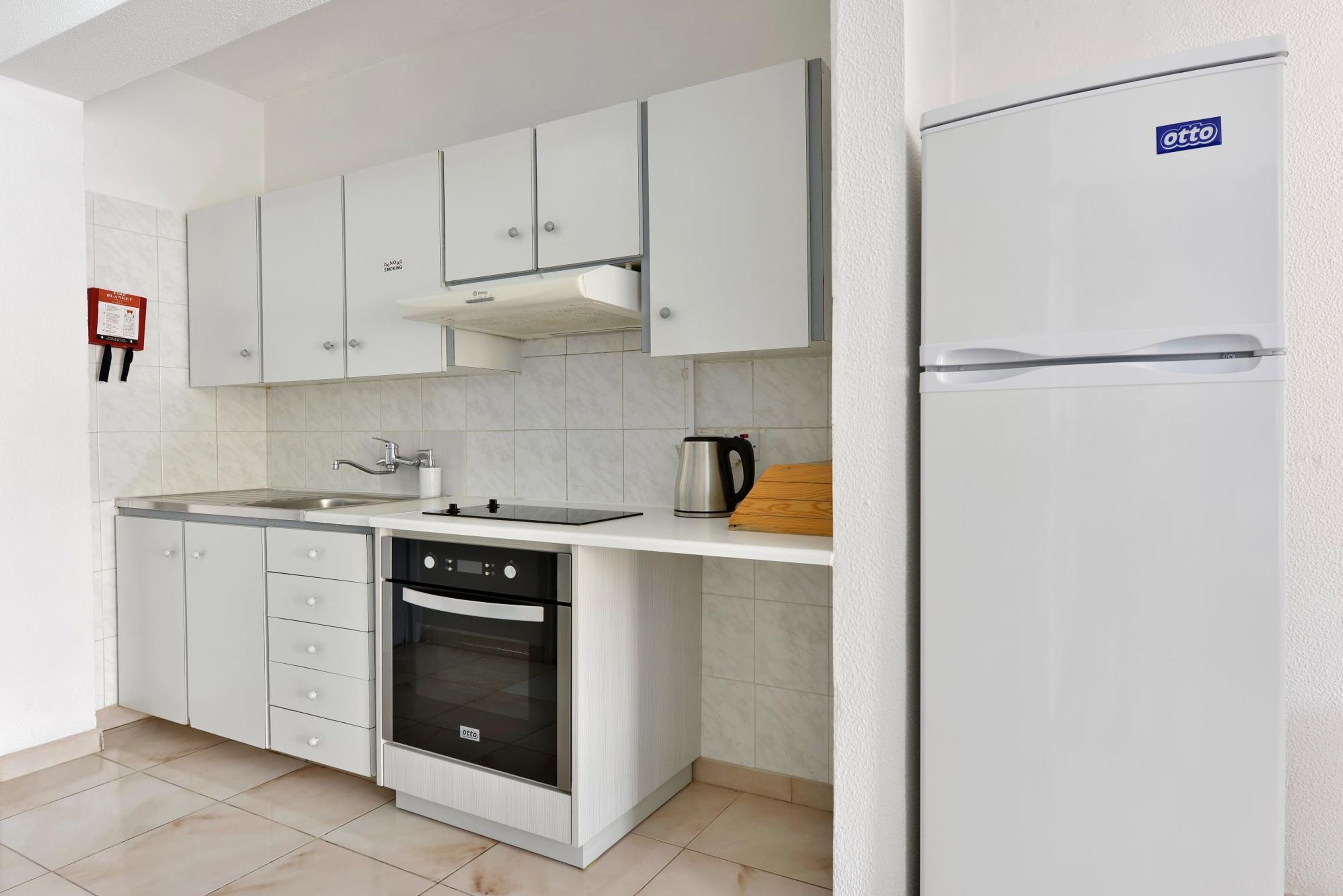 Kühlschrank, Ofen, Herdplatte, Hochstuhl