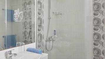 Dusche, Haartrockner, Handtücher
