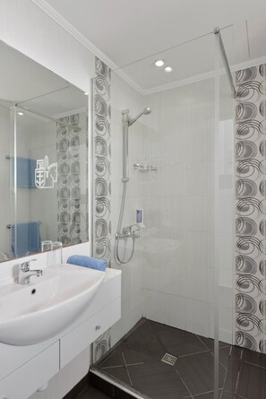 Shower, hair dryer, towels - Apartment with Pool View (Ayia Napa)