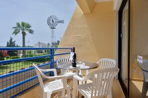 Outdoor dining - Apartment with Pool View (Ayia Napa)