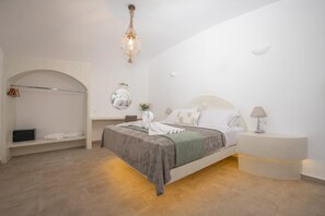 Ein modernes Schlafzimmer mit Bett, Nachttisch und einer Hängelampe.