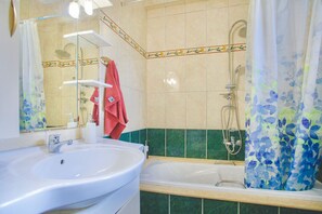Shower, hair dryer, towels - Villa Poros in Ionian Islands (Ionian Islands)