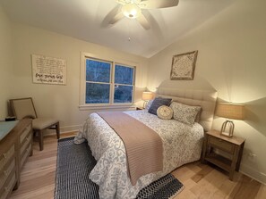 Een strijkplank/strijkijzer, gratis wifi, beddengoed