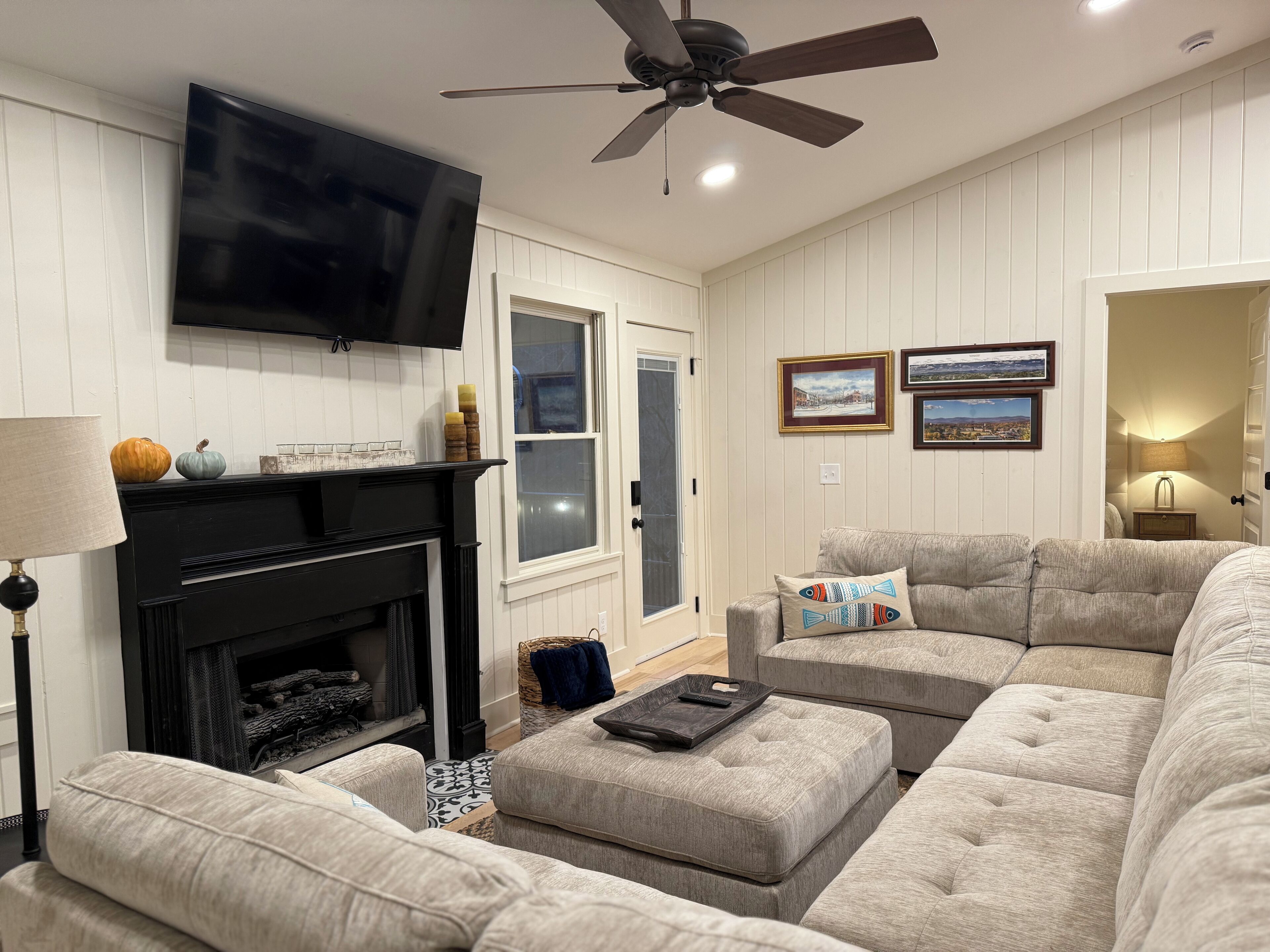 Smart TV, fireplace
