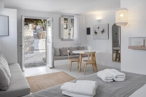 1 bedroom, desk, iron/ironing board, travel cot - myMykonos Guest House (Platis Gialos)