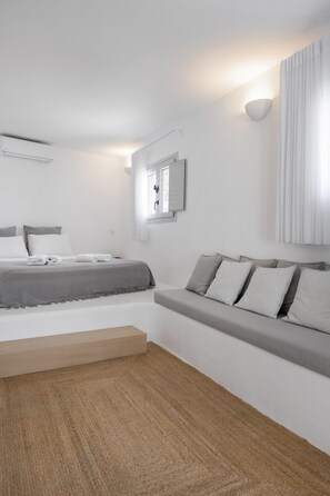 1 chambre, bureau, fer et planche à repasser, lit parapluie