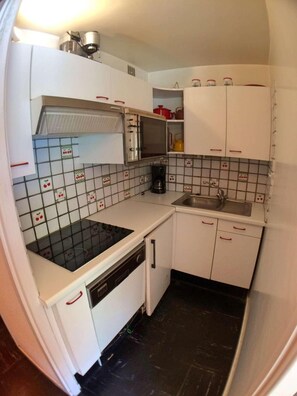 Wasserkocher mit Kaffee-/Teezubehör, Kühlschrank, Mikrowelle, Ofen