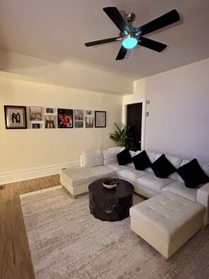 Living area - Luxe Cozy Retreat in Downtown Cincinnati (Cincinnati)