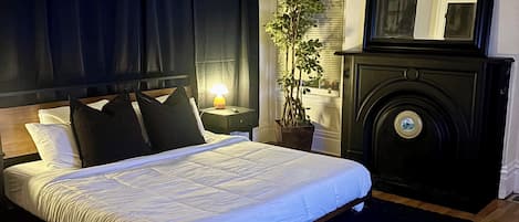 Tabla de planchar con plancha, wifi y ropa de cama