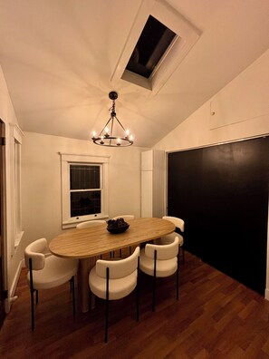 Dining - Luxe Cozy Retreat in Downtown Cincinnati (Cincinnati)