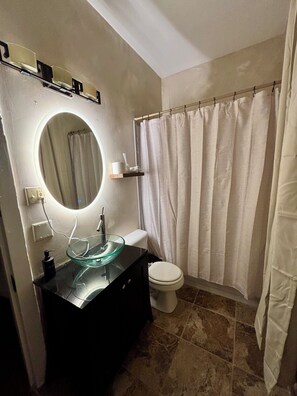 Hair dryer, towels, soap, toilet paper - Luxe Cozy Retreat in Downtown Cincinnati (Cincinnati)