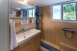 Douche, sèche-cheveux, serviettes fournies