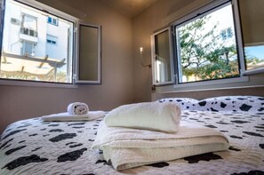 1 bedroom, iron/ironing board, travel cot, free WiFi - Aquarius - Glyfada detached house (Glifada)