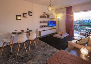 TV - Archer - Sea view Apartment (Voula)