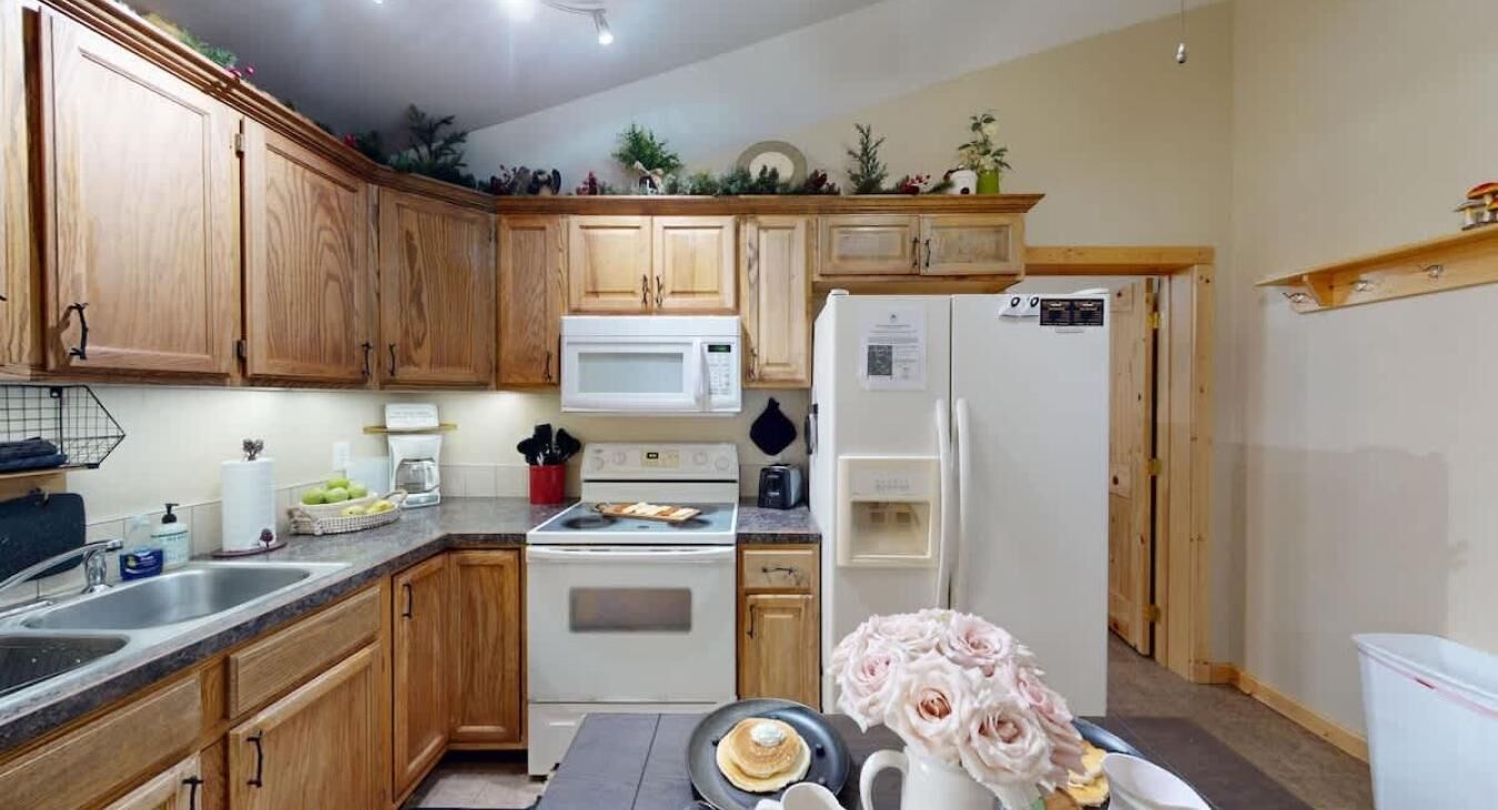 Coffee/tea maker, fridge, microwave, oven