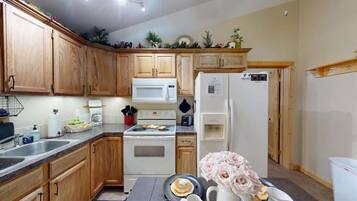 Coffee/tea maker, fridge, microwave, oven