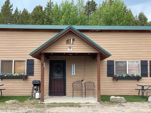 Pet-Friendly | Yellowstone 31 MI | Bear Cave 2