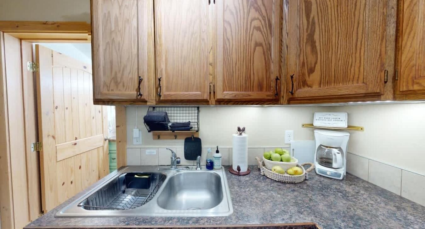 Wasserkocher mit Kaffee-/Teezubehör, Kühlschrank, Mikrowelle, Ofen