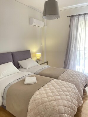 2 bedrooms, iron/ironing board, travel cot, free WiFi - Cassiopeia - Glyfada Apartment (Glifada)