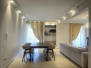 Dining - Cassiopeia - Glyfada Apartment (Glifada)