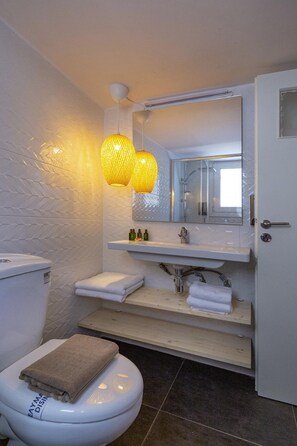 Shower, hair dryer, towels - Demetra - Koukaki center apartment (Athina)