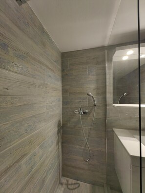 Douche, sèche-cheveux, serviettes fournies