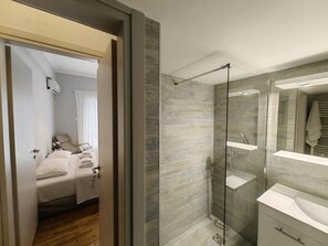 Shower, hair dryer, towels - Hermes - Acropolis Residence Apartment (Athina)