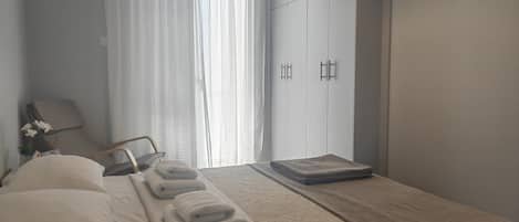 1 chambre, fer et planche à repasser, lit de bébé portatif