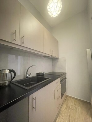 Fridge, microwave, stovetop, coffee/tea maker - Hermes - Acropolis Residence Apartment (Athina)