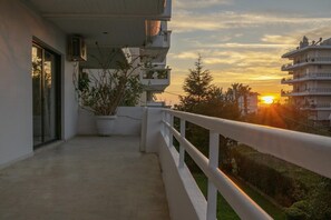 Property grounds - Kleio - Spacious apartment in Glyfada (Glifada)