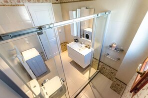 Shower, hair dryer, towels - Leo - Unique Glyfada Apartment (Glifada)