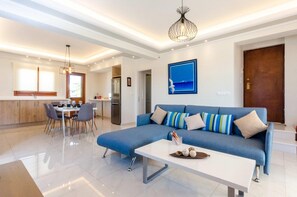 TV - Leo - Unique Glyfada Apartment (Glifada)