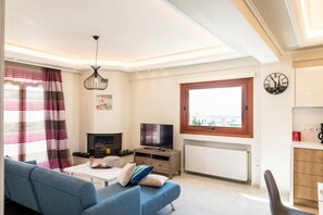 TV - Leo - Unique Glyfada Apartment (Glifada)