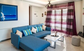 TV - Leo - Unique Glyfada Apartment (Glifada)