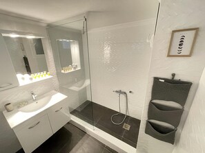 Shower, hair dryer, towels - Plato - Acropolis Residence Apartment (Athina)