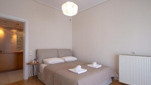Une chambre à coucher avec un lit, une table de chevet et un radiateur.