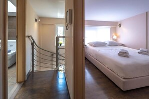 3 bedrooms, iron/ironing board, travel cot, free WiFi - Solon - Deluxe City Center Apartment (Agios Dimitrios)