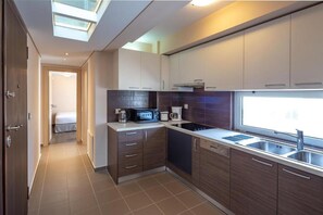 Fridge, microwave, oven, stovetop - Solon - Deluxe City Center Apartment (Agios Dimitrios)