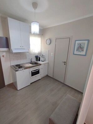 Fridge, oven, coffee/tea maker, cookware/dishes/utensils - EAR - house  Karia Lefkada (Lefkada)