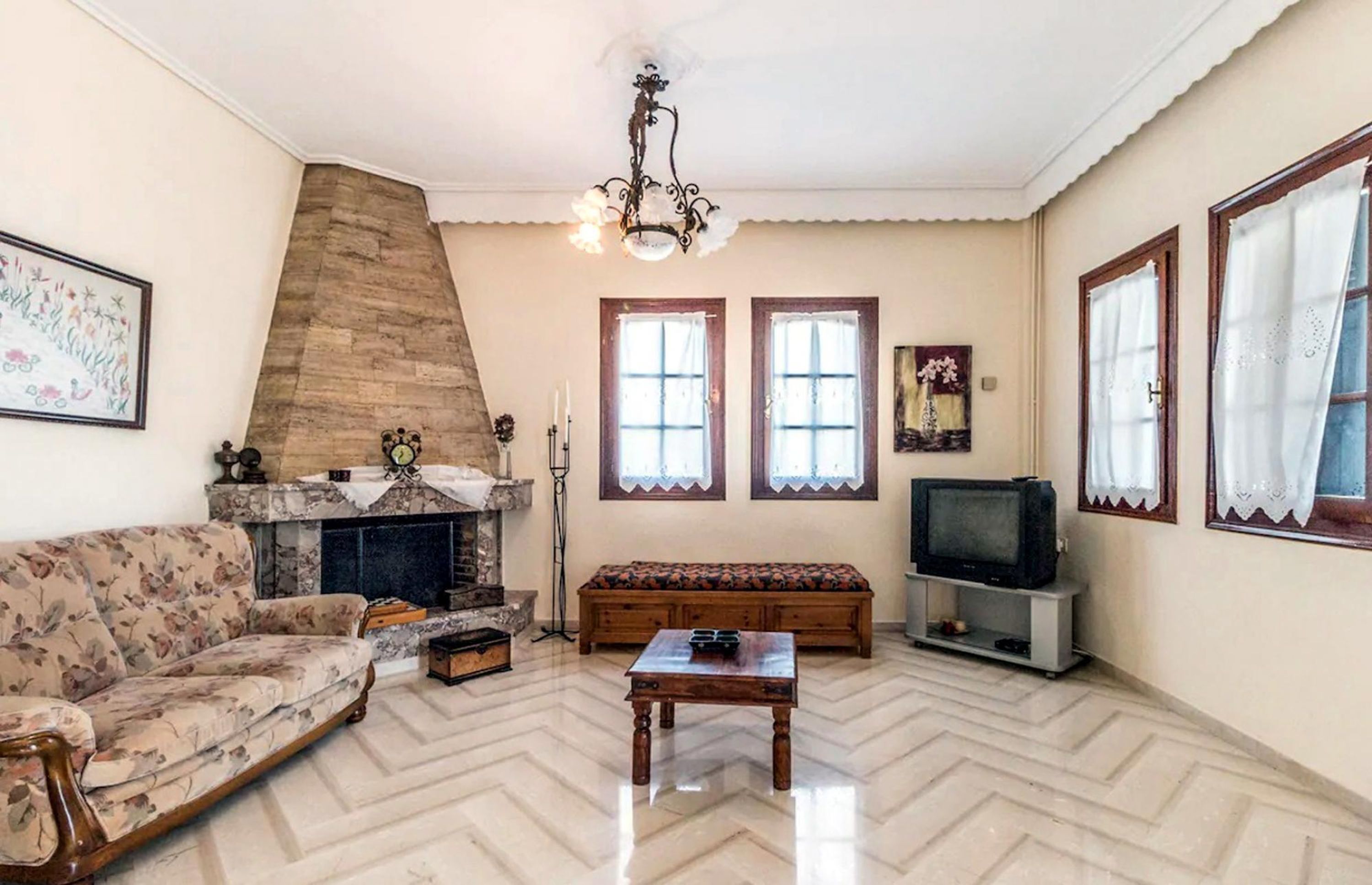 TV, fireplace