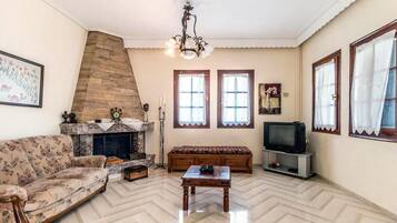 TV, fireplace